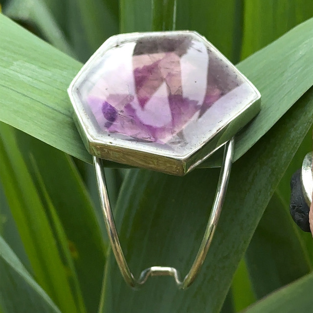 Adjustable rhodium-plated silver bangle with trapiche amethyst - Image 3
