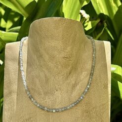 Alternative view of Collier en labradorite facettée perles carrées