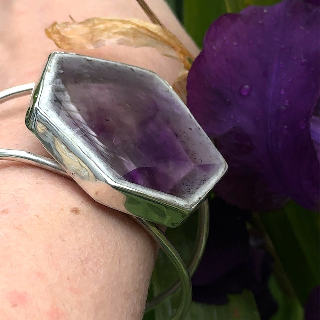 Adjustable rhodium-plated silver bangle with trapiche amethyst - Image 6