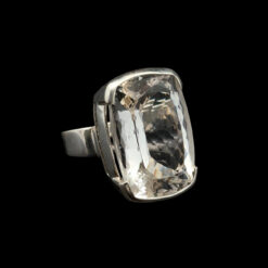 Alternative view of Bague rectangulaire en cristal de roche facetté Taille 58