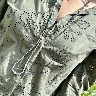 Long necklace in aged silver and turquoise chips - Image 3