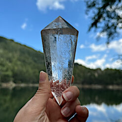 Alternative view of Pointe biterminée Vogel 12 faces en cristal de roche 13 cm