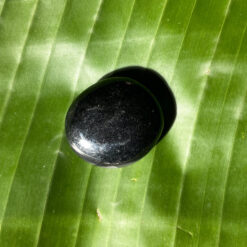 Alternative view of Galet de tourmaline noire qualité AA