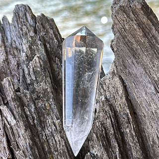 Vogel double-terminated 12-facet clear quartz point 8.5–9.5 cm - Image 2