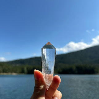 Vogel double-terminated 12-facet clear quartz point 8.5–9.5 cm - Image 4