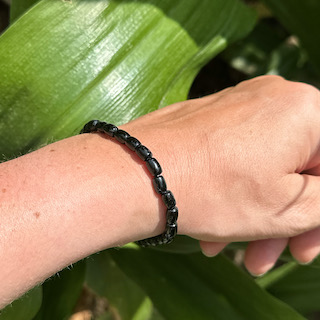 Black tourmaline bracelet, seed bead shape - Image 5