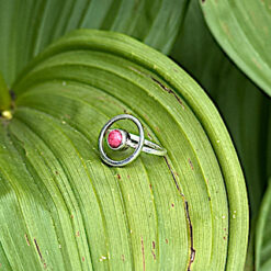 Alternative view of Bague en thulite et argent avec anneau réglable