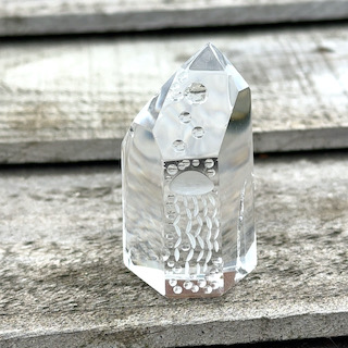 Engraved clear quartz point - jellyfish motif - Image 5