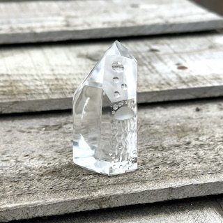 Engraved clear quartz point - jellyfish motif - Image 3