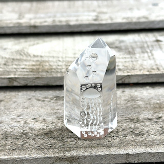 Engraved clear quartz point - jellyfish motif - Image 4