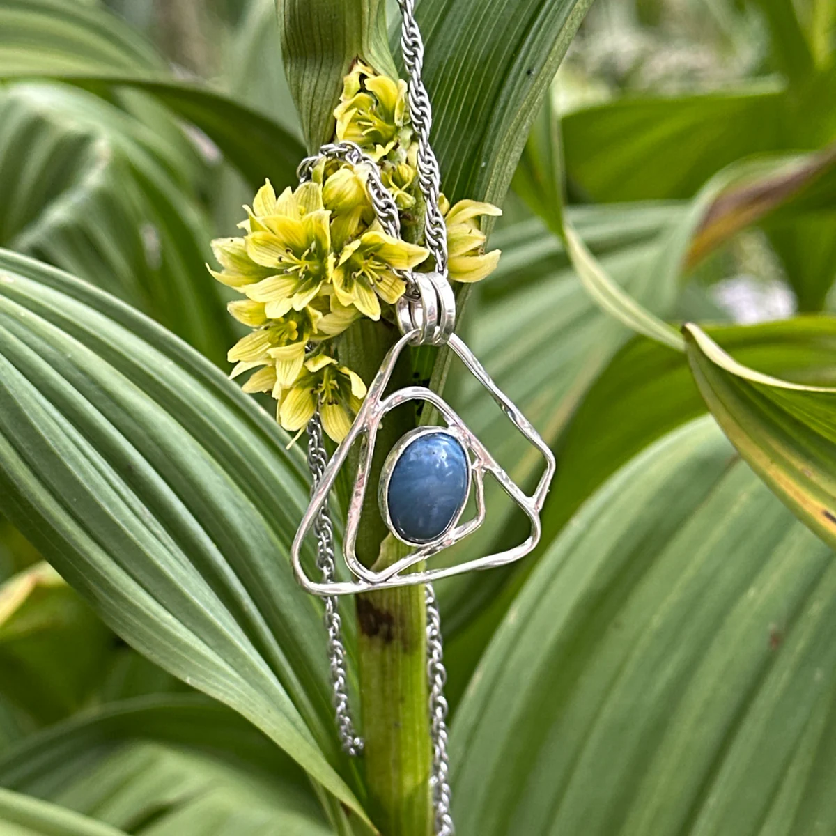 Pendentif en Swedish Blue forme triangulaire – Image 2