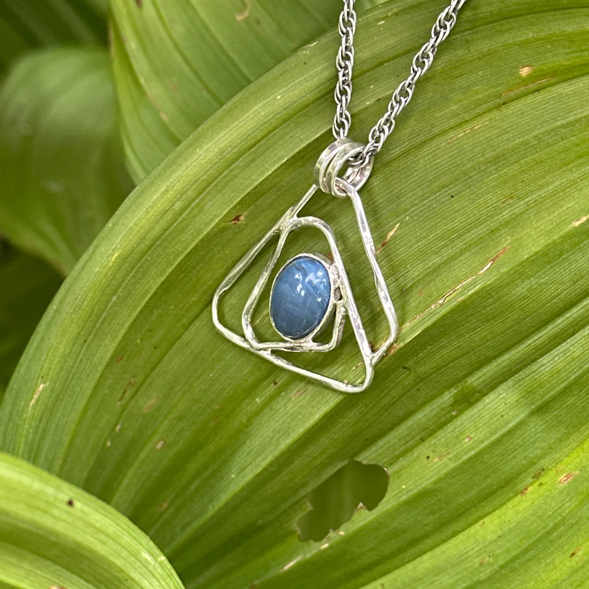 Pendentif en Swedish Blue forme triangulaire – Image 6