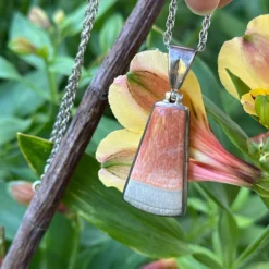Alternative view of Pendentif forme trapèze en célestobarite