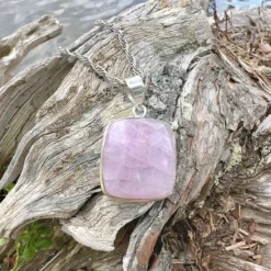Alternative view of Pendentif carré en kunzite